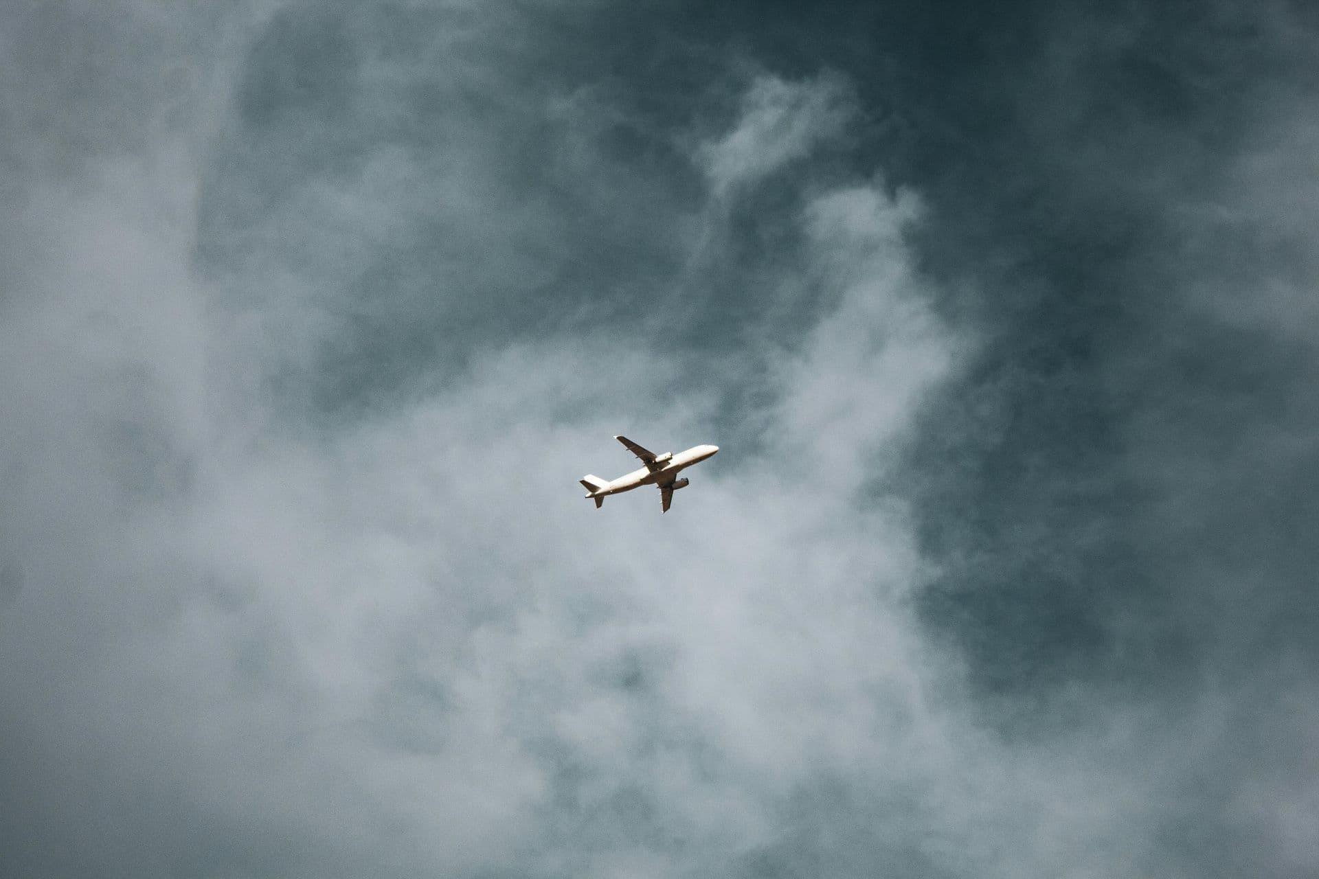 Flying Smart: Peak vs Off-Peak Travel Compared