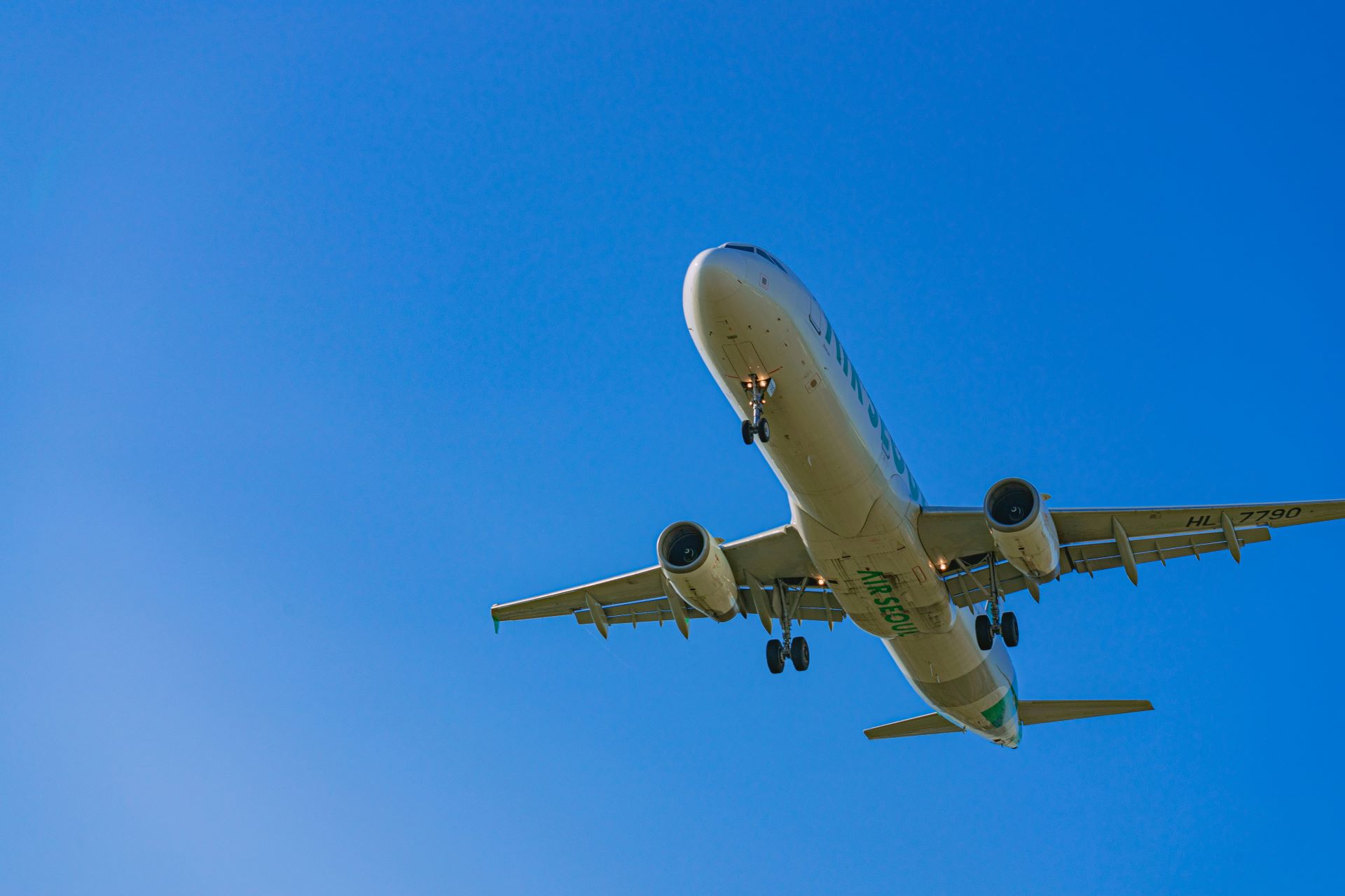 aviation-vs-conservation-the-tension-between-tourism-growth-and-environmental-impact-1.jpg