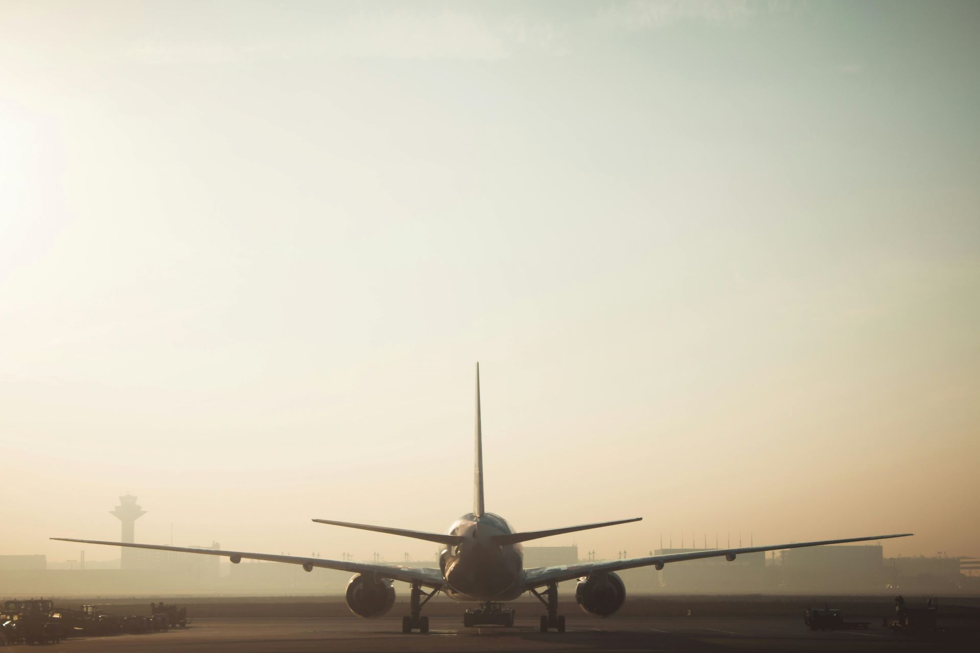 budget-airlines-vs-full-service-carriers-finding-the-best-value.jpg