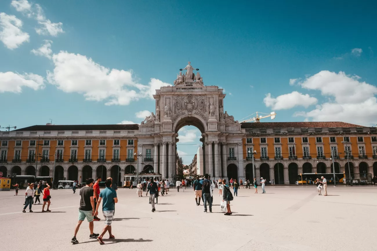 embark-on-an-epic-voyage-your-ultimate-guide-to-booking-airline-tickets-to-portugal-1300x867.webp