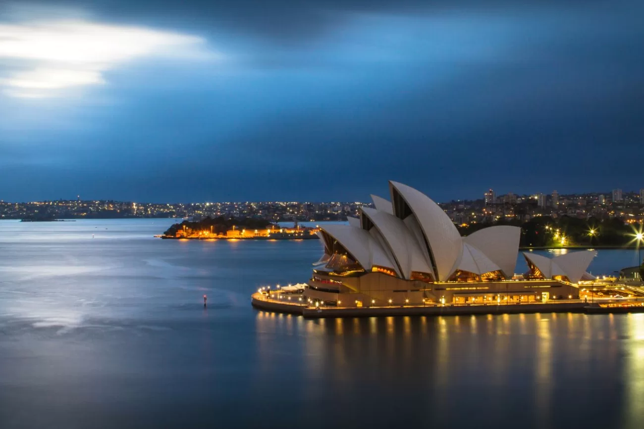 flying-to-australia-1300x867.webp