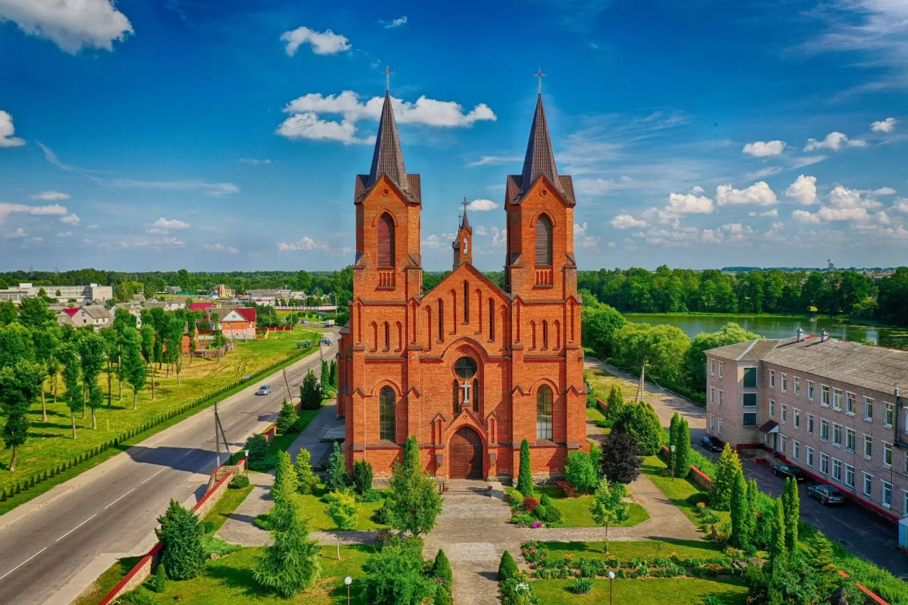 flying-to-belarus-1300x867.webp