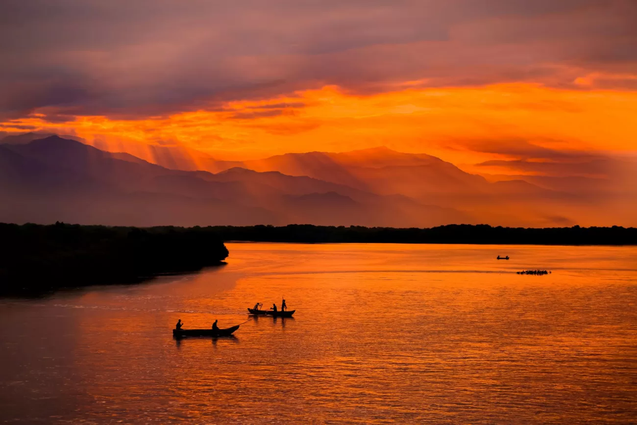 flying-to-colombia-2-1300x867.webp