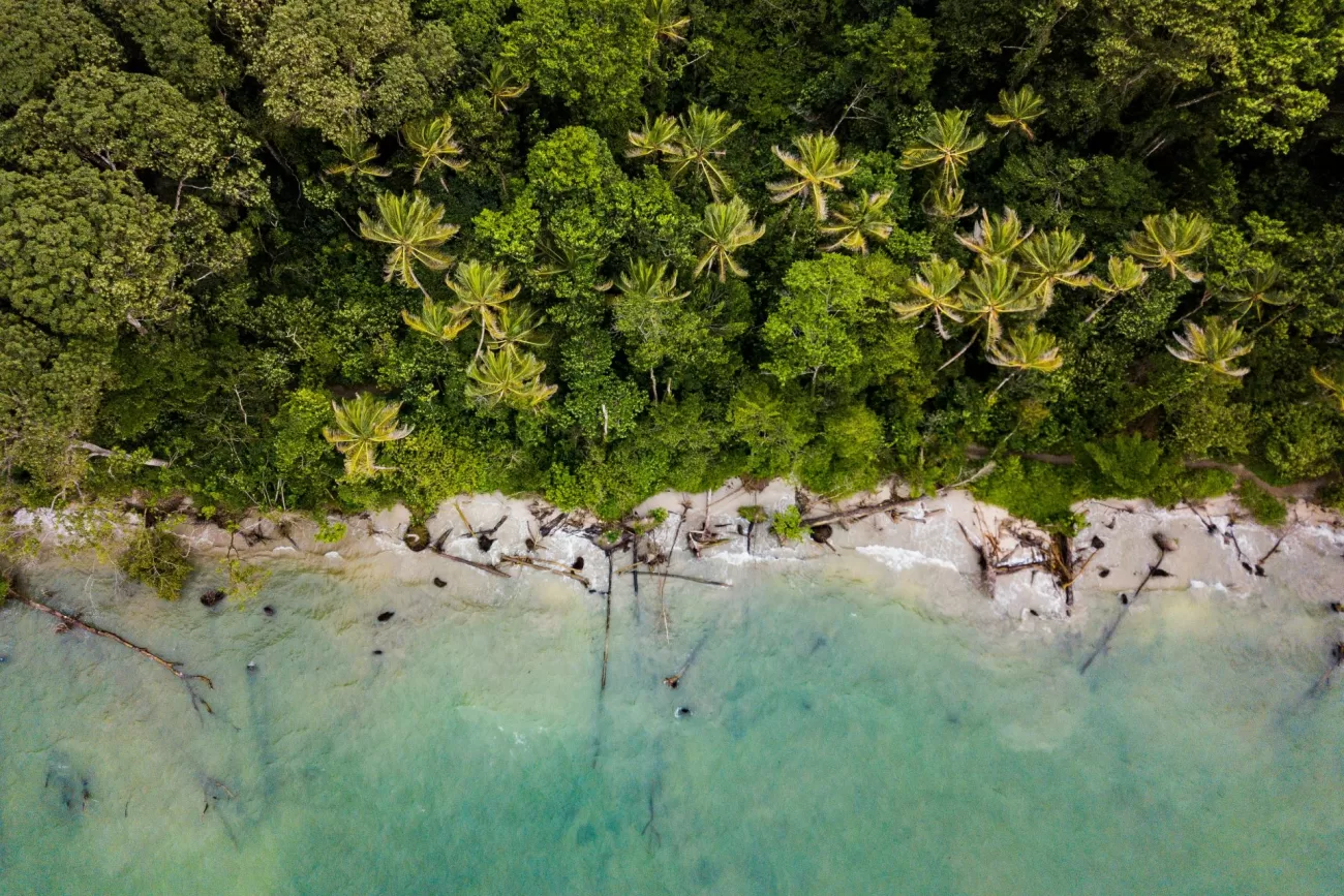 flying-to-costa-rica-2-1300x867.webp