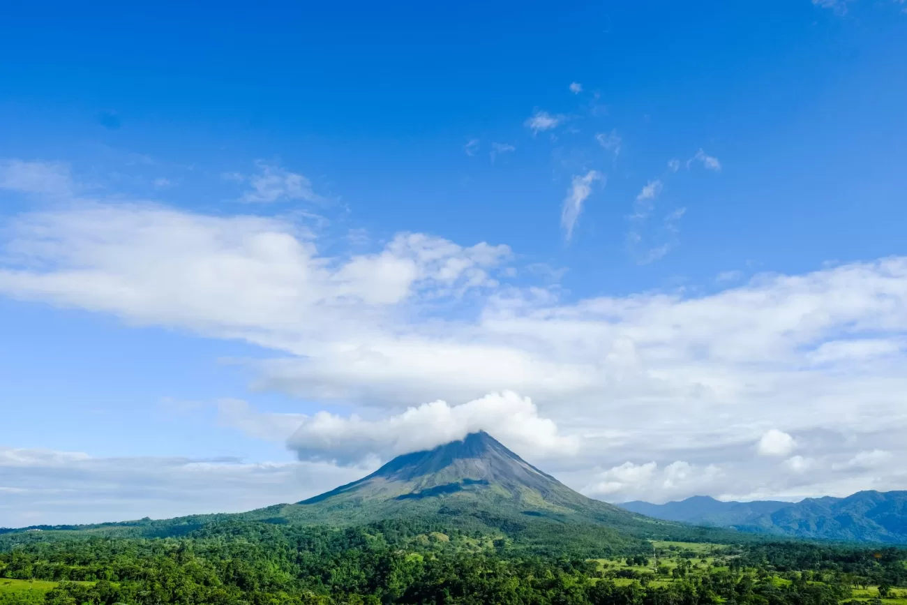 flying-to-costa-rica-3-1300x867.webp