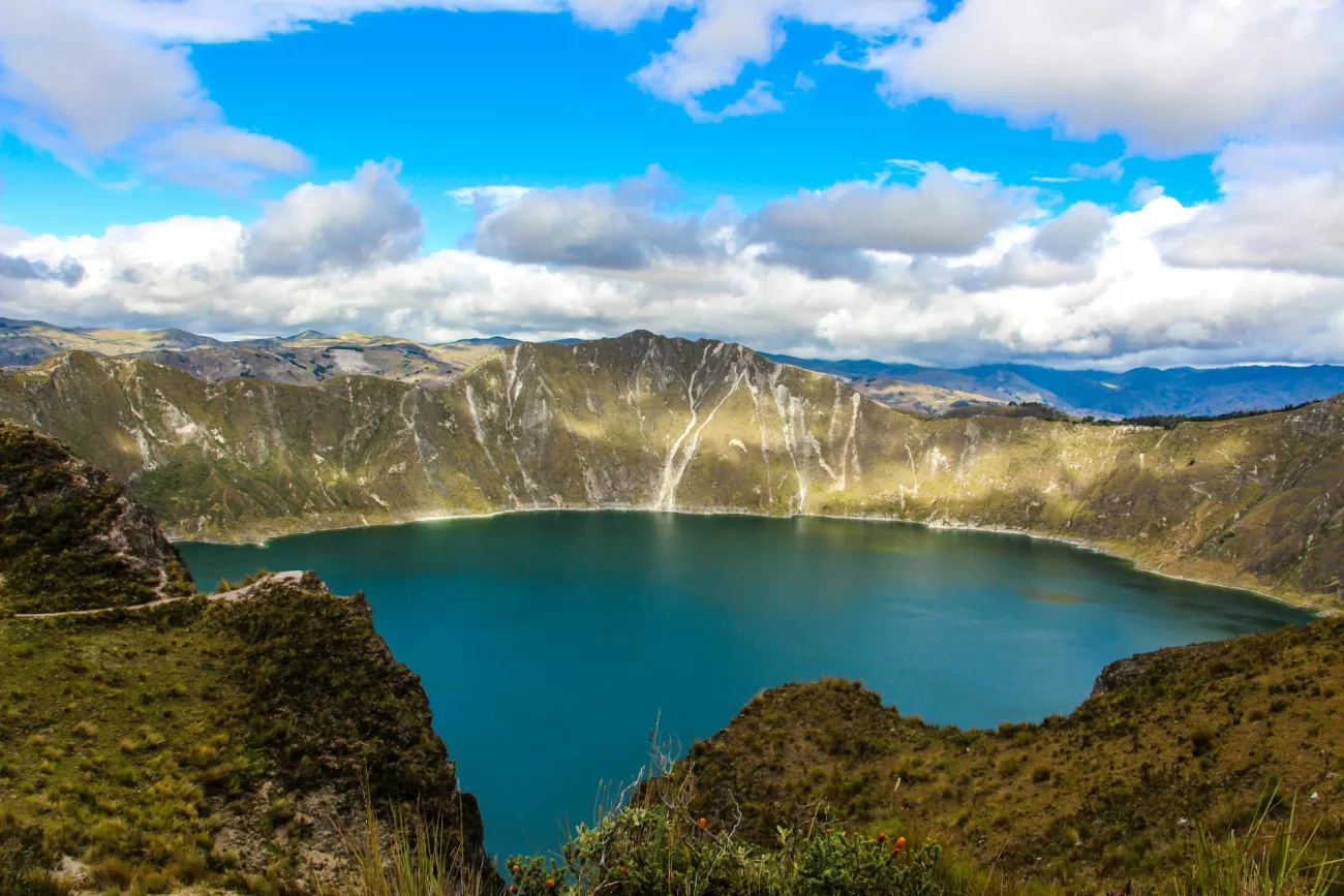 flying-to-ecuador-1300x867.webp