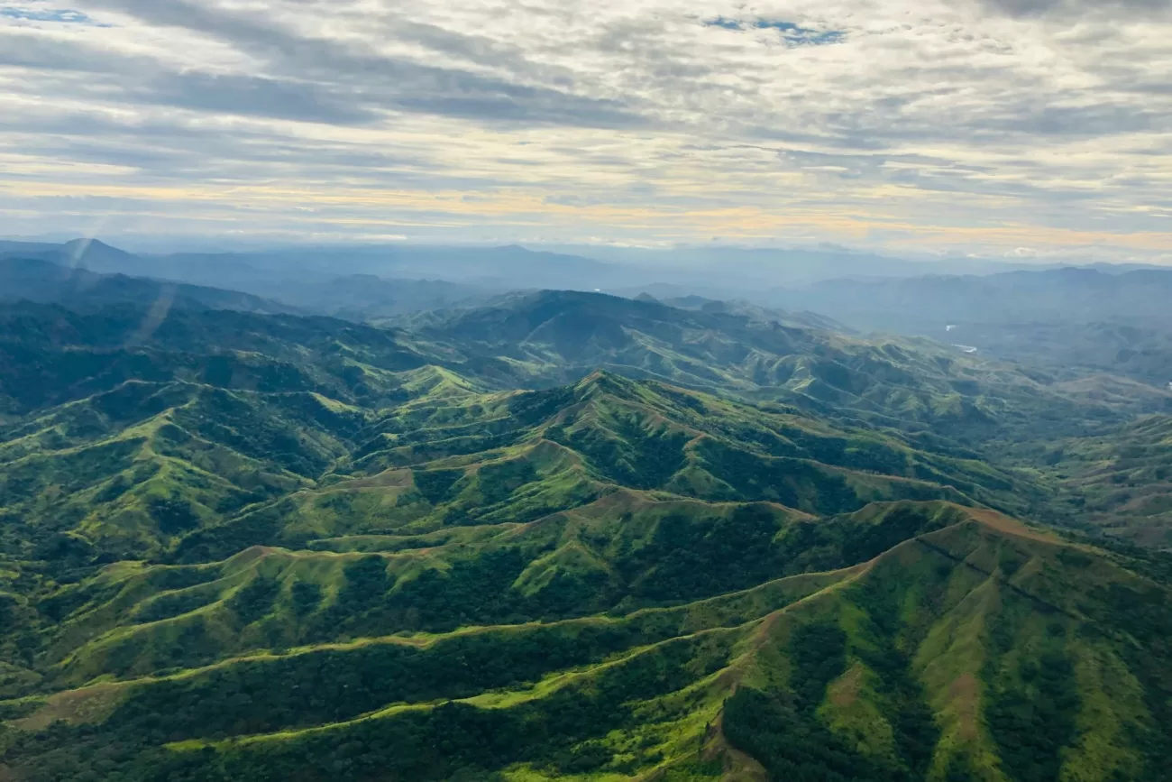 flying-to-fiji-3-1300x867.webp