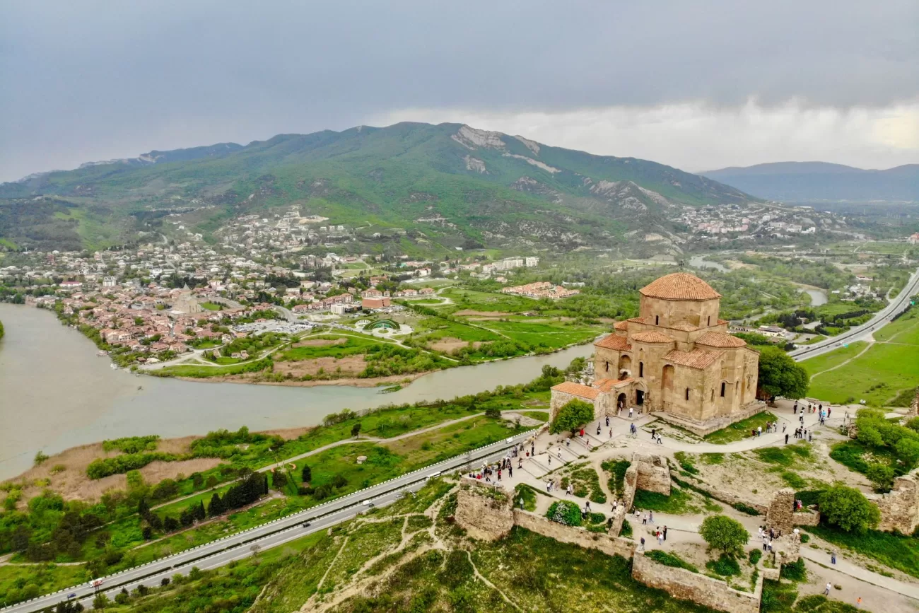 flying-to-georgia-2-1300x867.webp