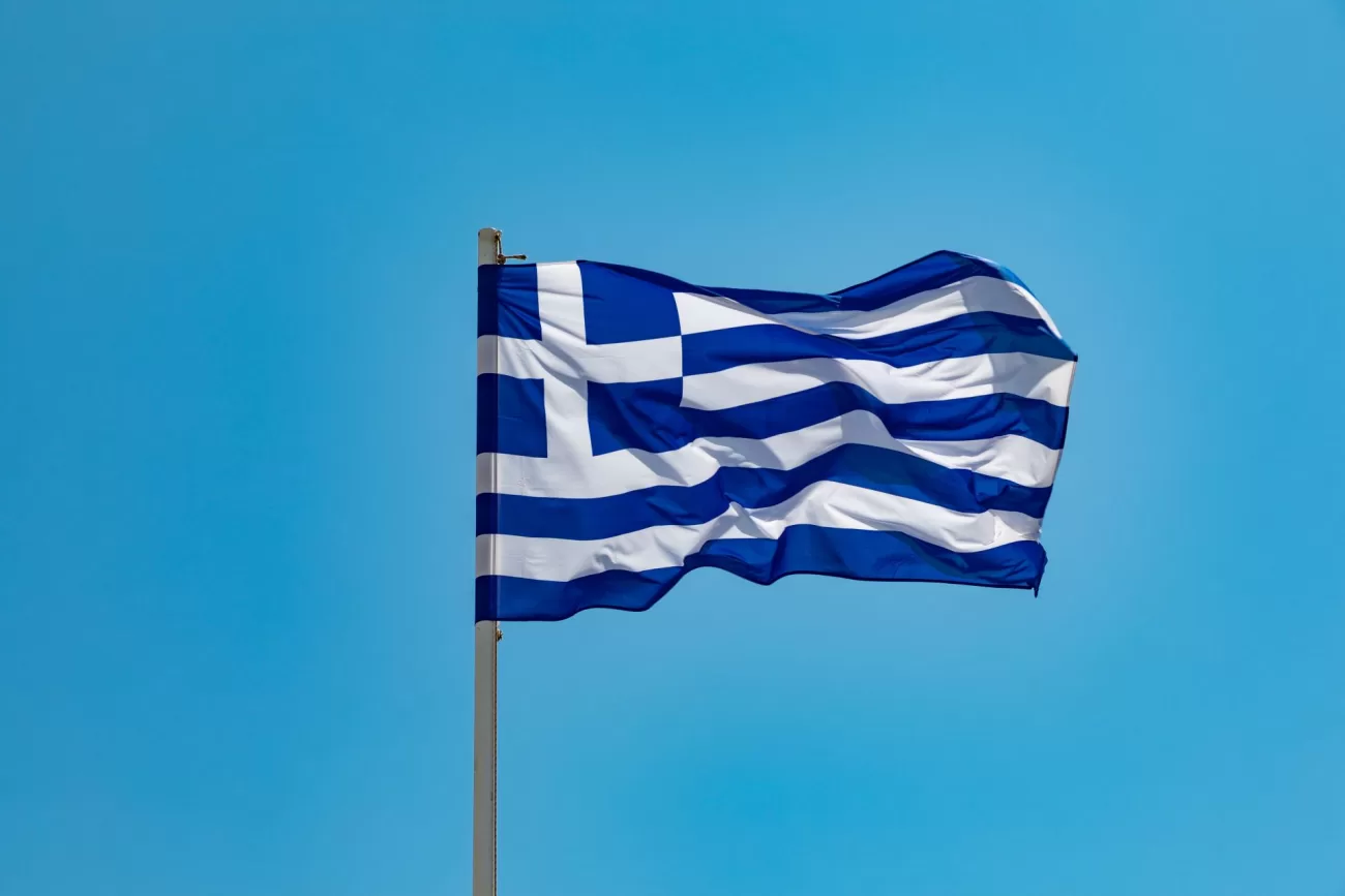 flying-to-greece-2-1300x867.webp