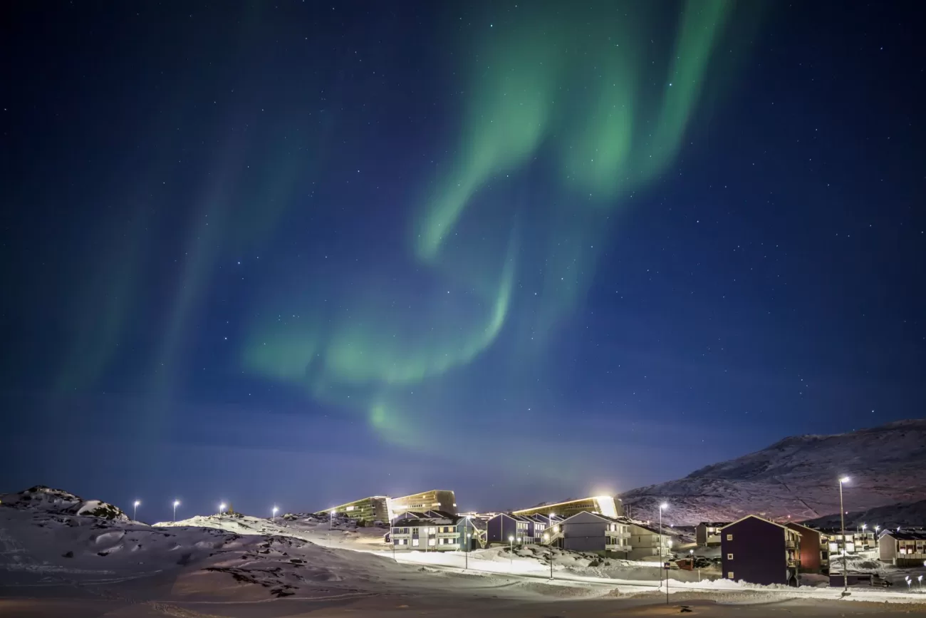 flying-to-greenland-1300x867.webp