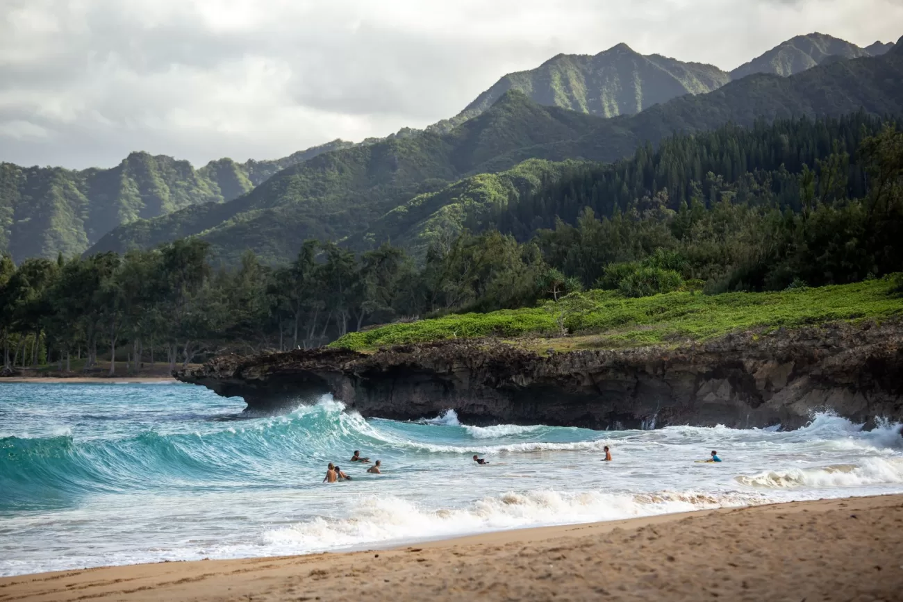 flying-to-hawaii-1300x867.webp