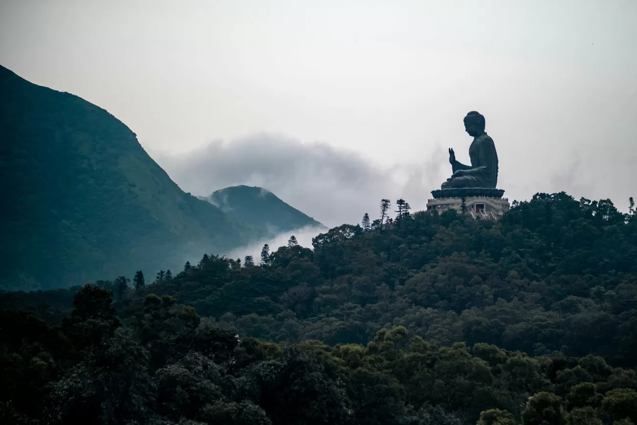 flying-to-hong-kong-1-1300x867.webp