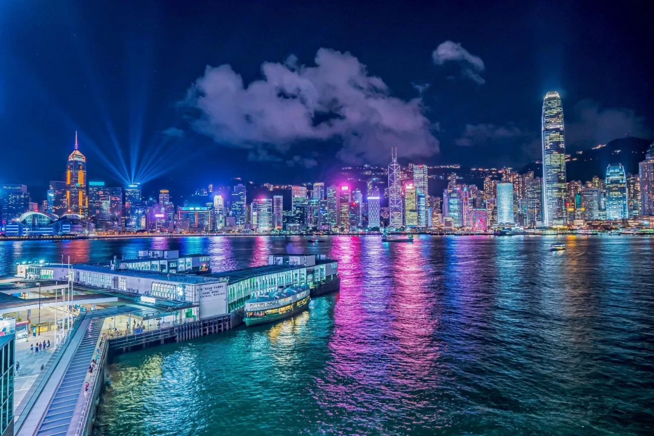 flying-to-hong-kong-1300x867.webp