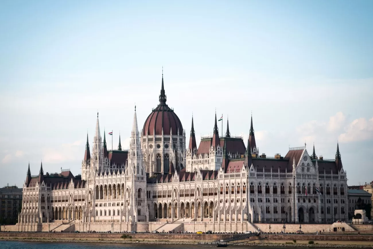 flying-to-hungary-3-1300x867.webp