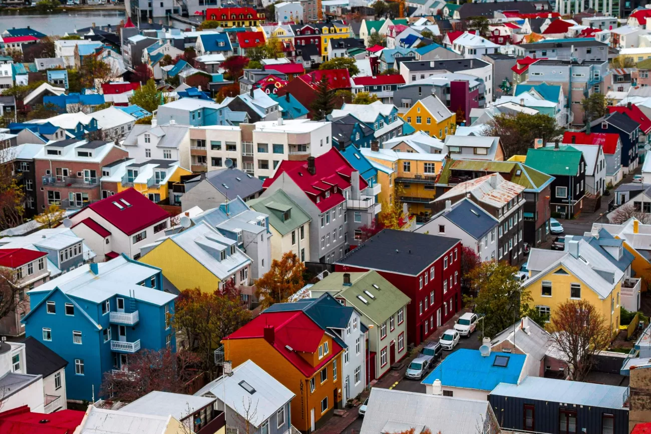 flying-to-iceland-1-1300x867.webp