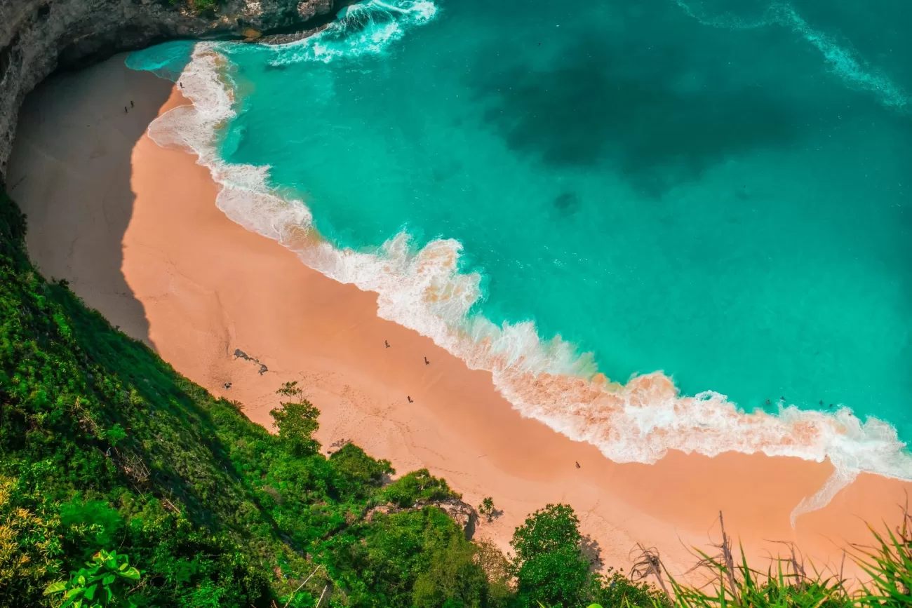 flying-to-indonesia-1-1300x867.webp