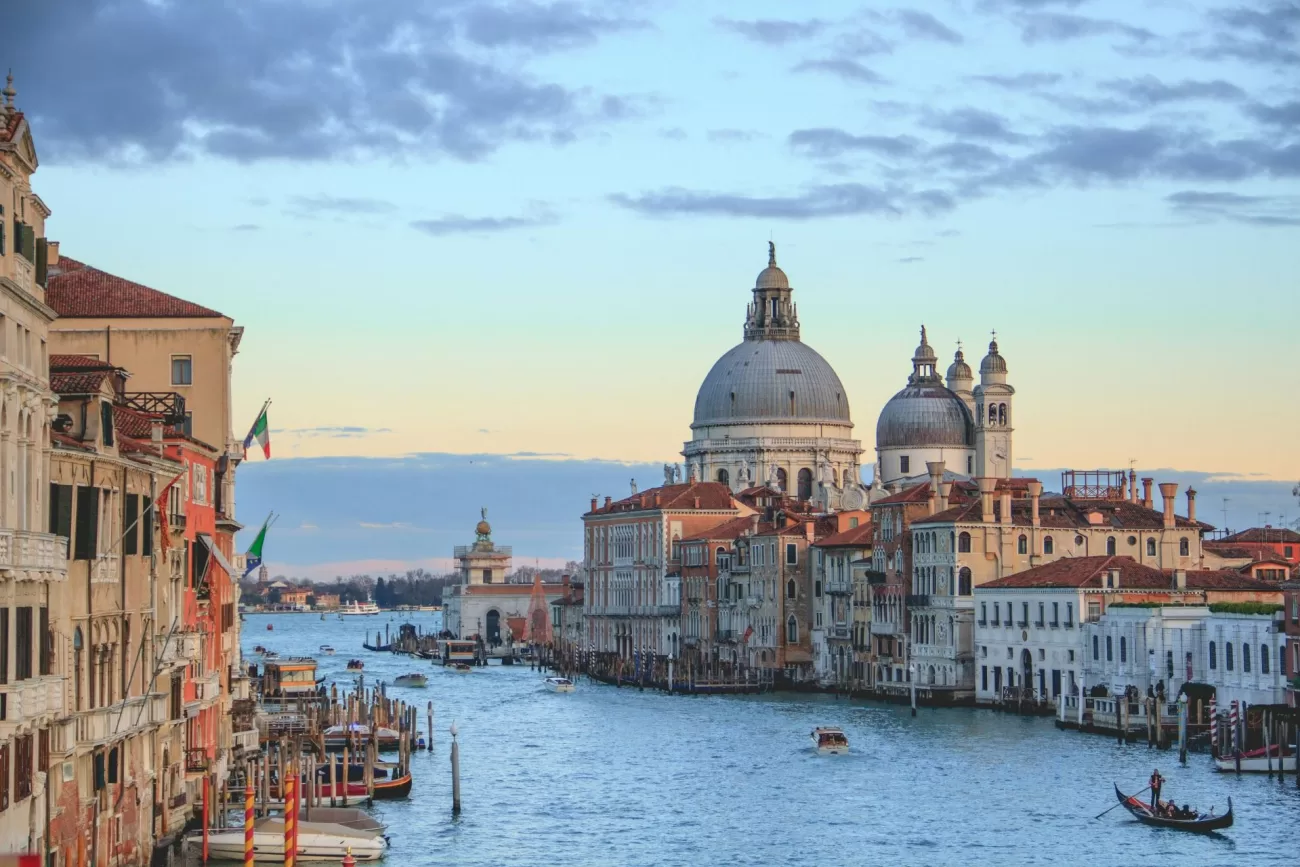 flying-to-italy-3-1300x867.webp
