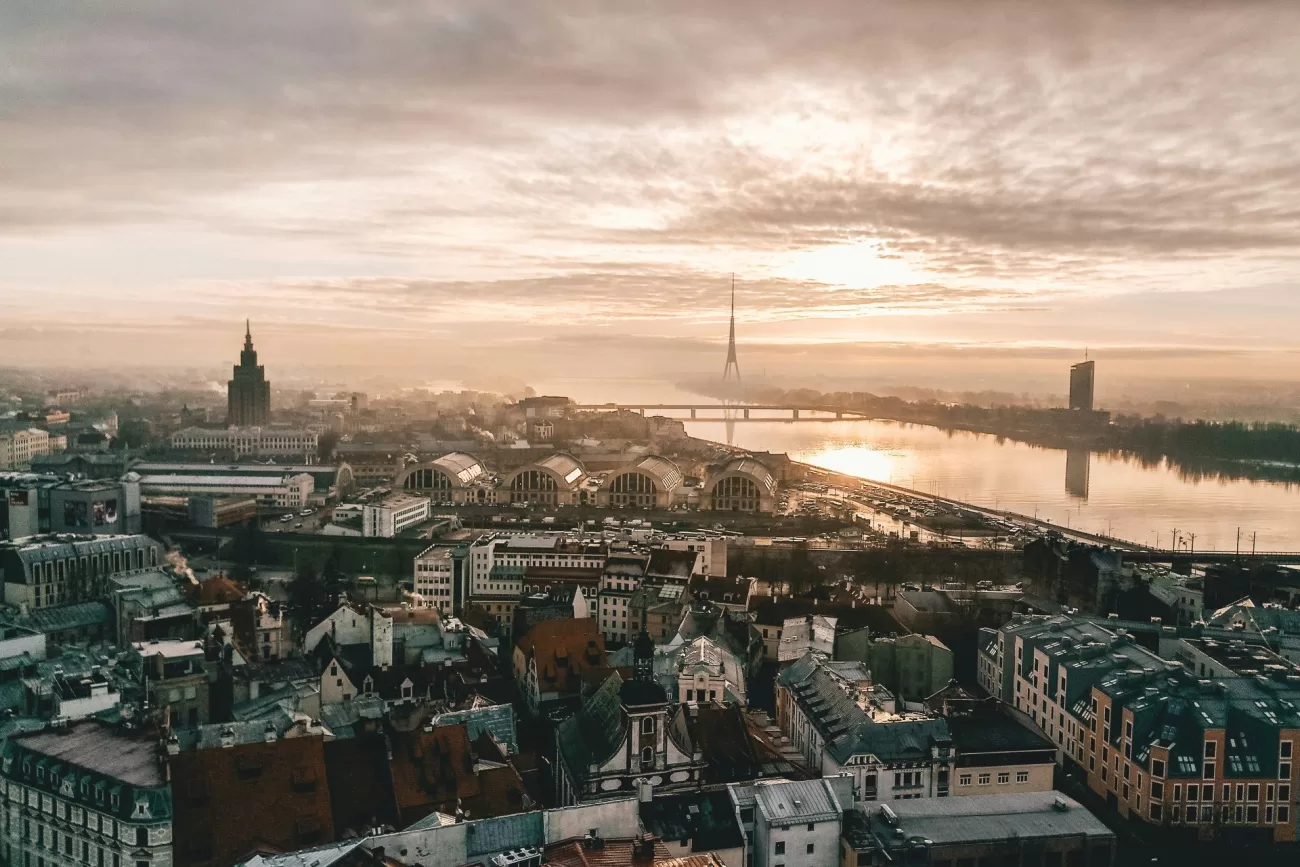 flying-to-latvia-1300x867.webp