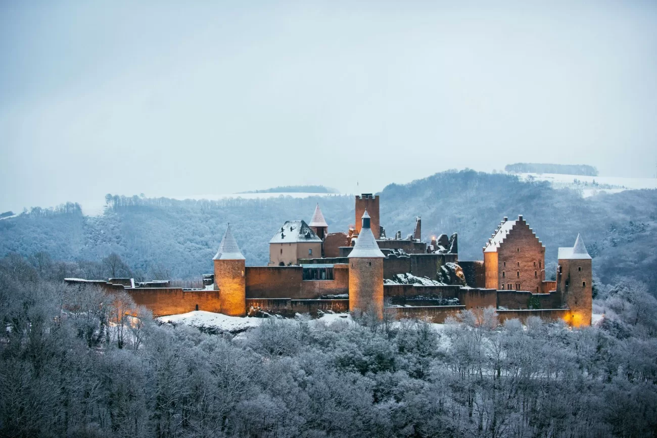 flying-to-luxembourg-1300x867.webp