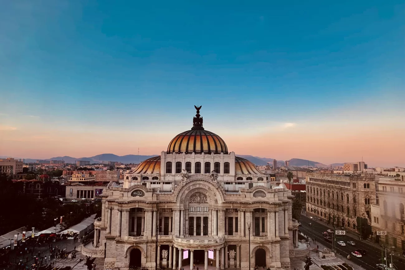 flying-to-mexico-2-1300x867.webp