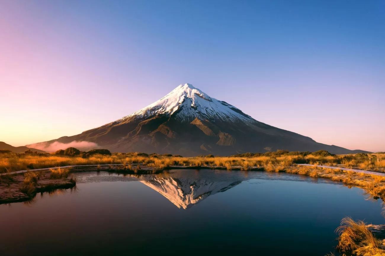 flying-to-new-zealand-1-1300x867.webp