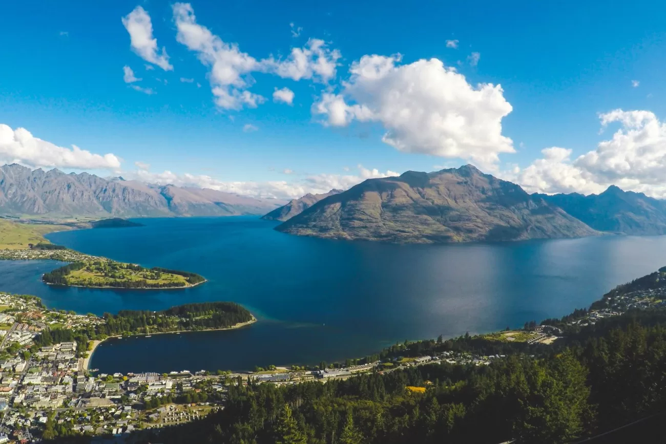 flying-to-new-zealand-1300x867.webp