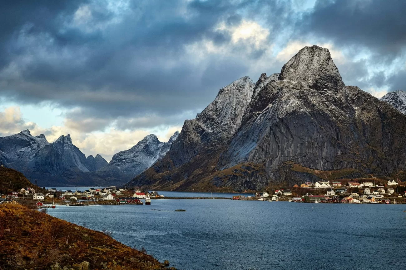 flying-to-norway-1-1300x867.webp