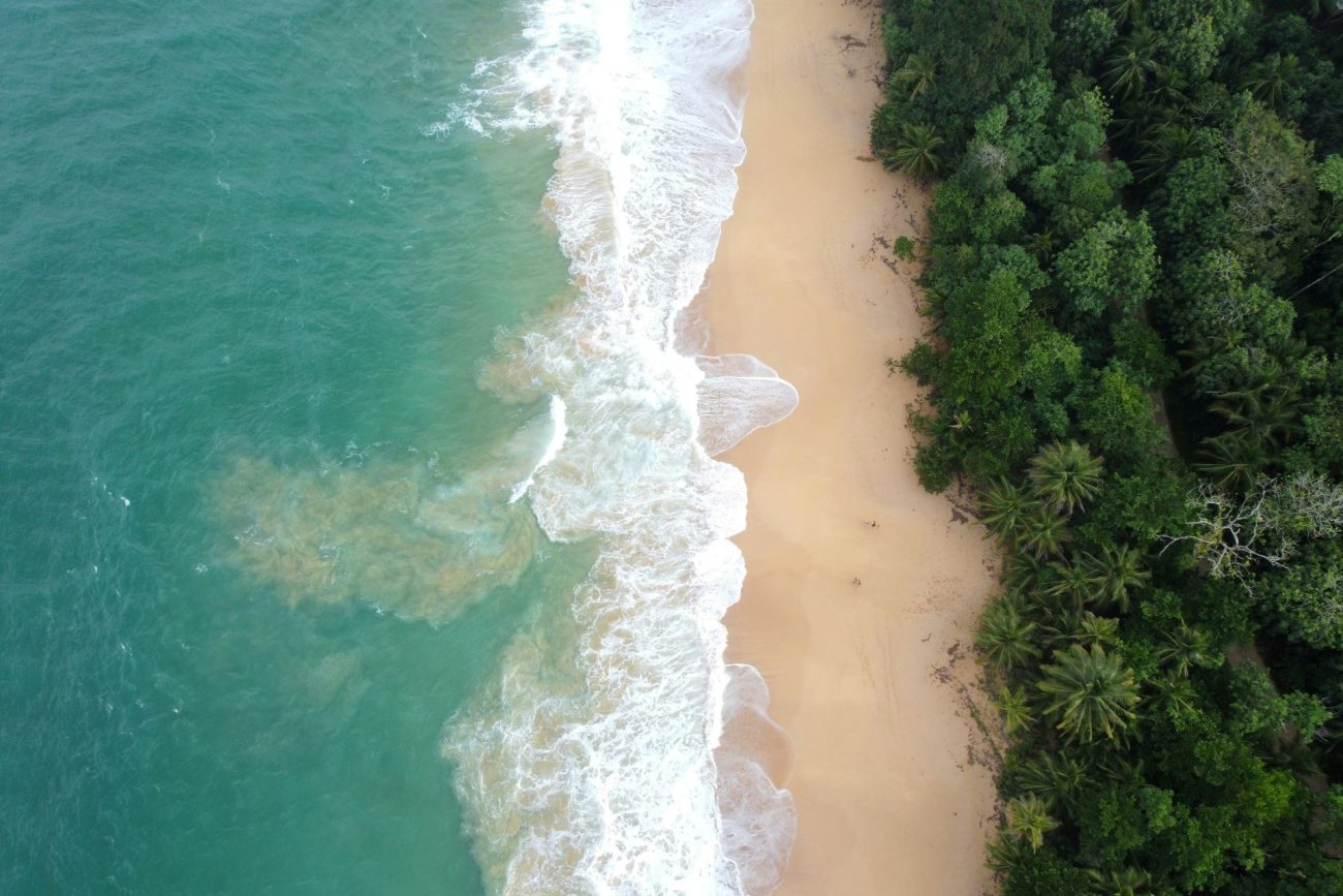 flying-to-panama-1300x867.jpg