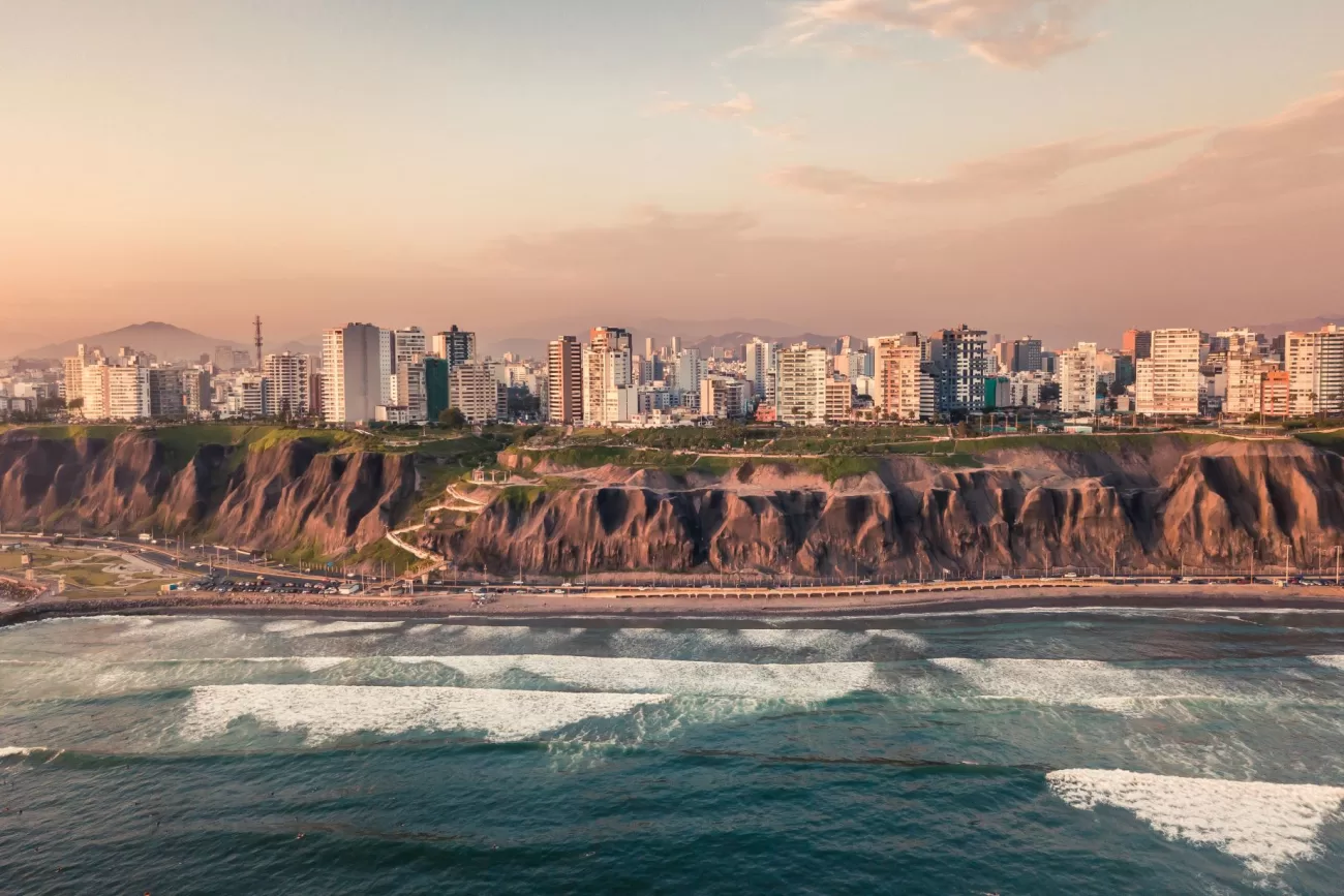 flying-to-peru-2-1300x867.webp