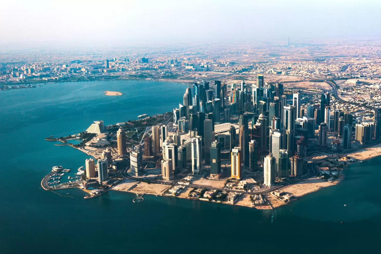 flying-to-qatar-1300x867.webp