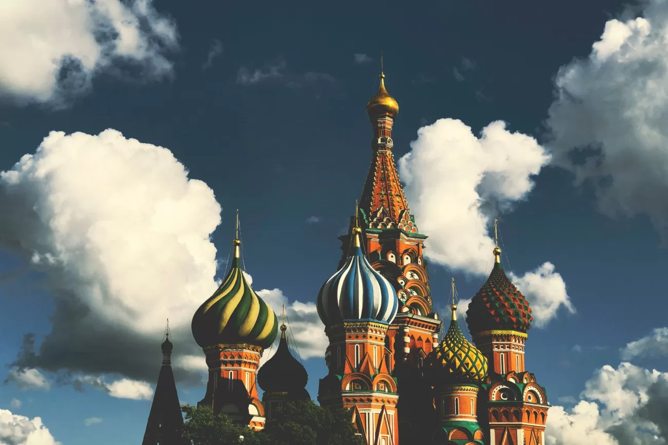 flying-to-russia-1300x867.webp