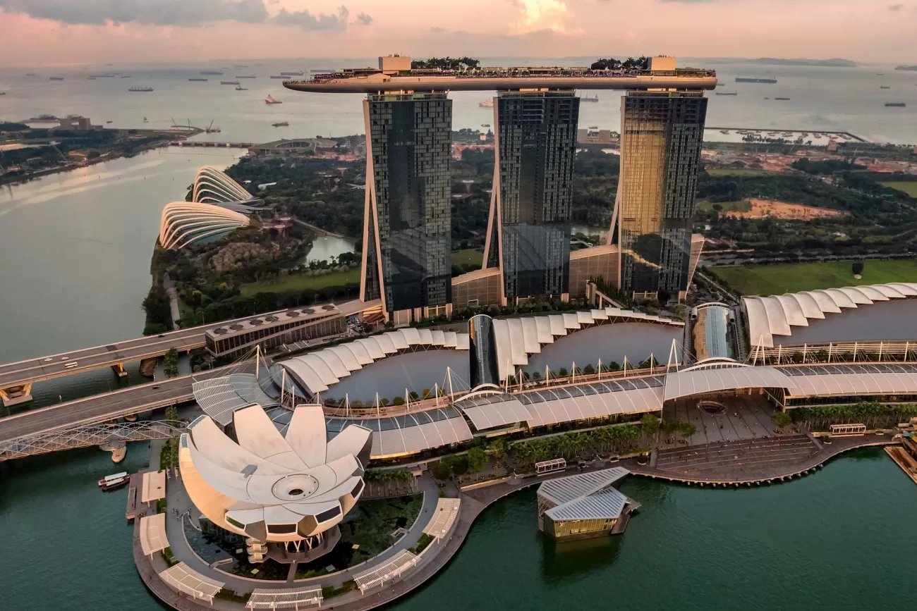 flying-to-singapore-1-1300x867.webp