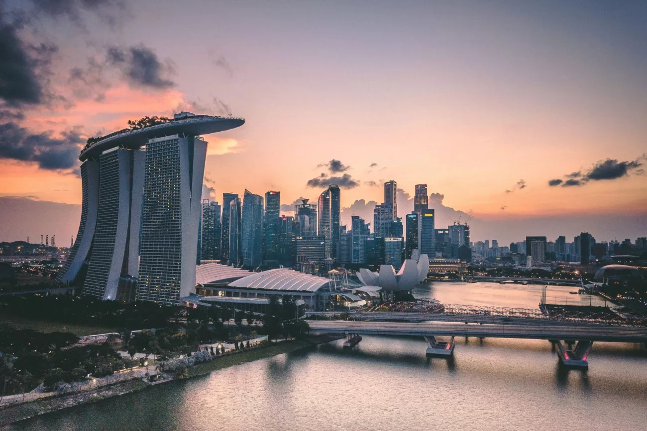 flying-to-singapore-1300x867.webp
