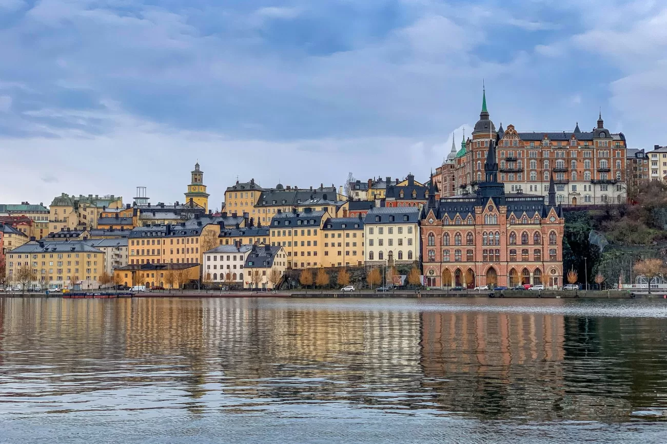 flying-to-sweden-1-1300x867.webp