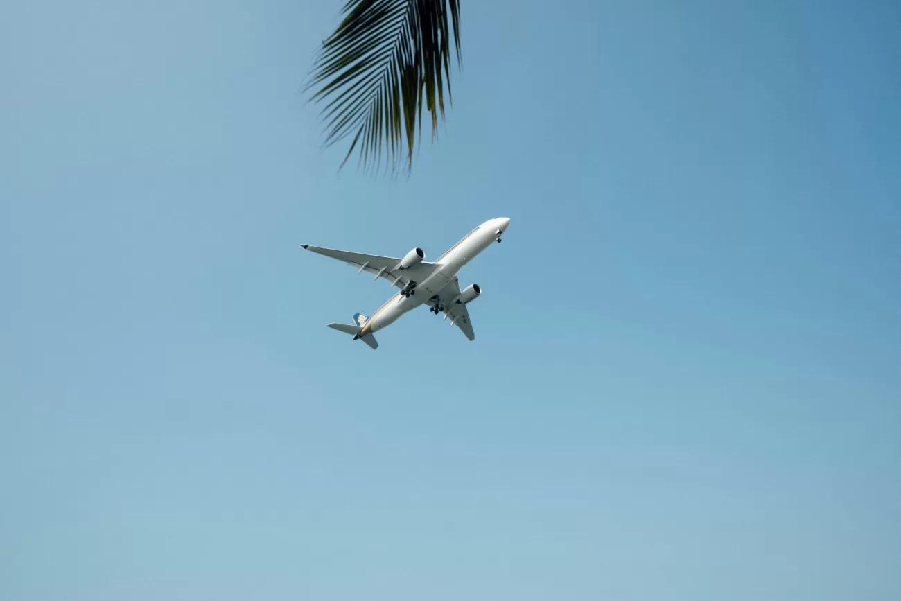 flying-to-the-bahamas-3-1300x867.webp