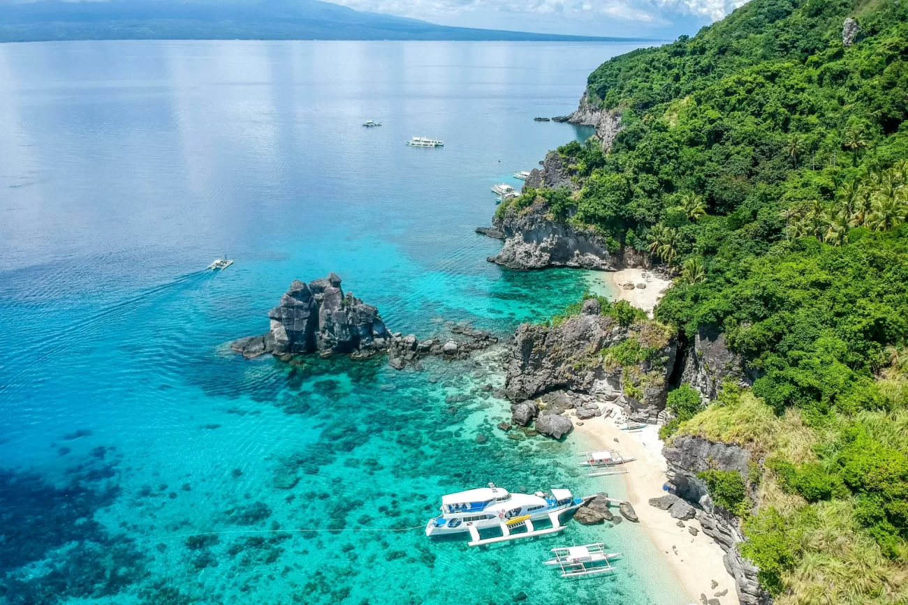 flying-to-the-philippines-3-1300x867.webp
