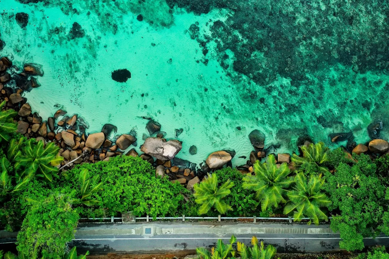 flying-to-the-seychelles-1-1300x867.webp