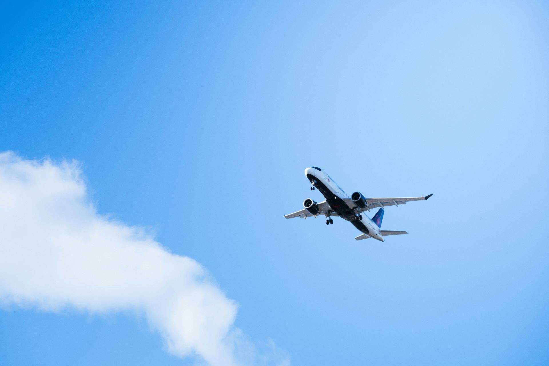 jet-lag-joy-and-journey-how-flying-affects-our-minds-and-bodies-2.jpg